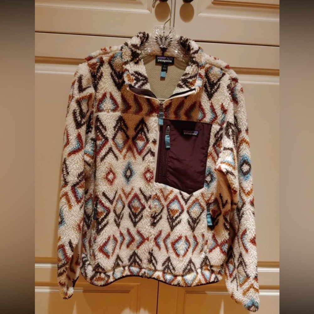 - New w/out tags womens LG Patagonia zip up Sherpa. Rare print